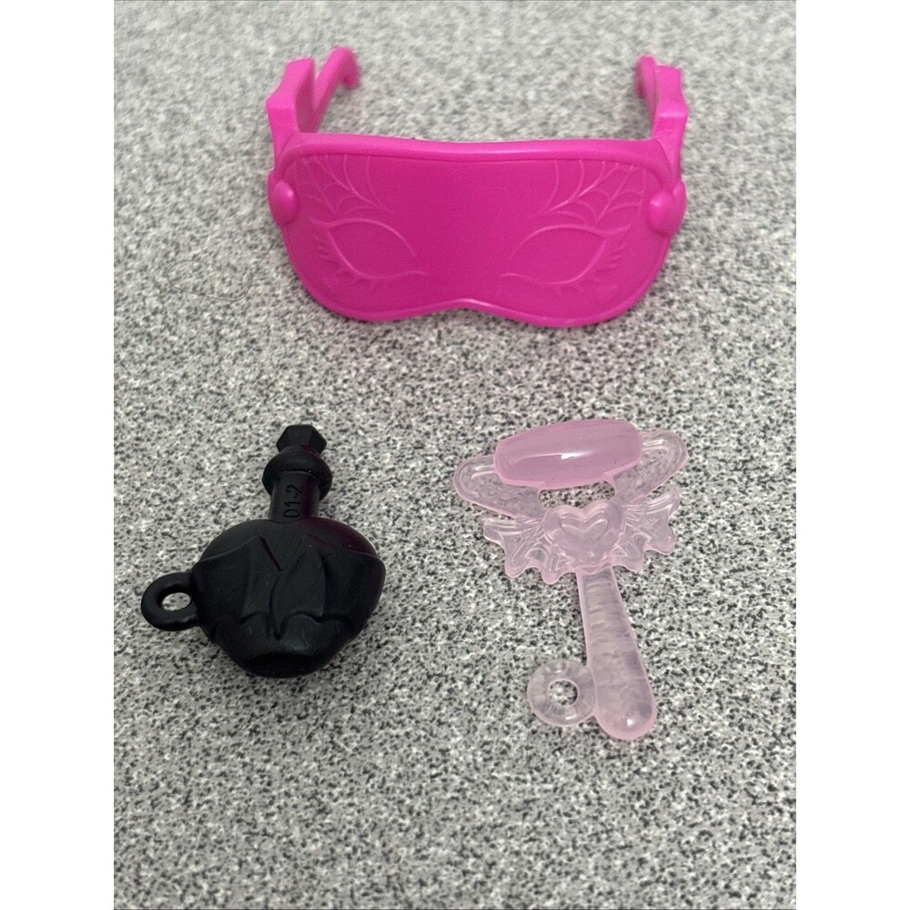 Monster High G3 Draculaura Buried Secrets Cozy Creepover Nightgown, Accessories - Picture 5 of 7